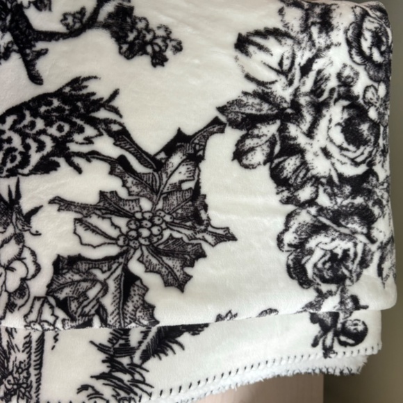 Holiday Sale! New Victoria’s Secret Black & White Floral & Red Bow Design Throw - Picture 3 of 6